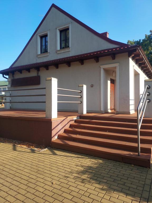 Budova, v ktorej sa kemping nachádza