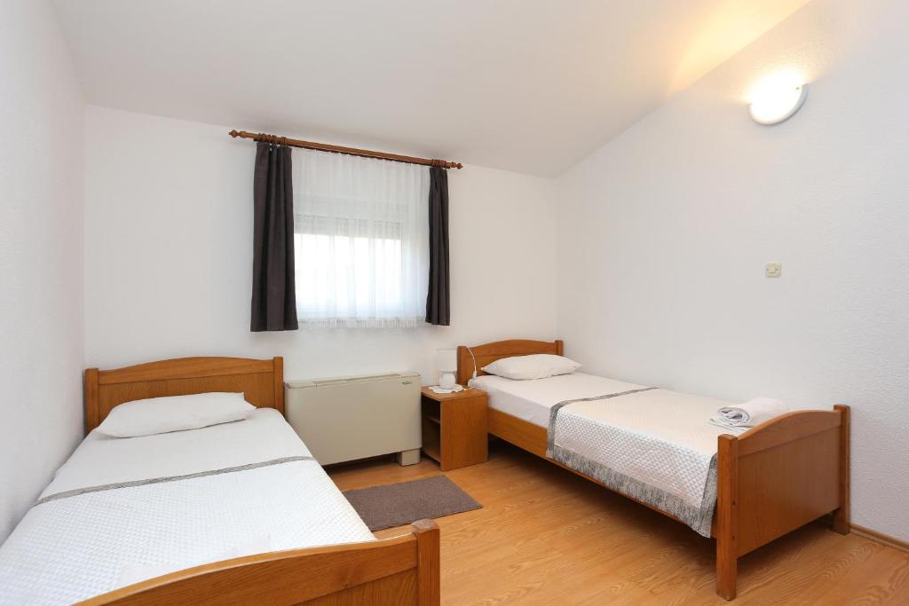 Posteľ alebo postele v izbe v ubytovaní Apartments by the sea Rogoznica - 4162