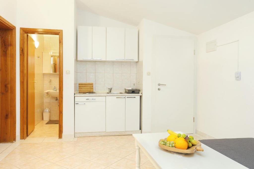 Kuchyňa alebo kuchynka v ubytovaní Apartments by the sea Rogoznica - 4162