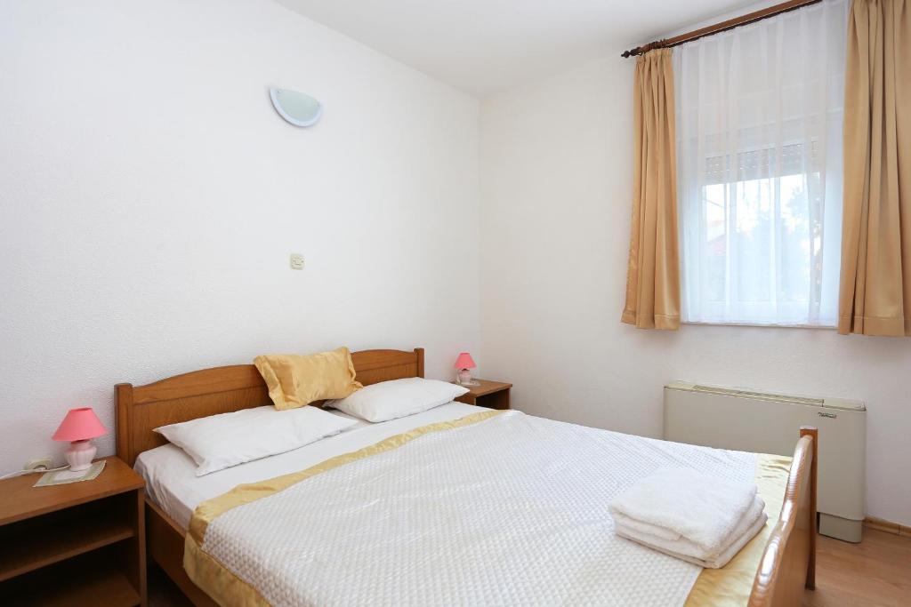 Posteľ alebo postele v izbe v ubytovaní Apartments by the sea Rogoznica - 4162