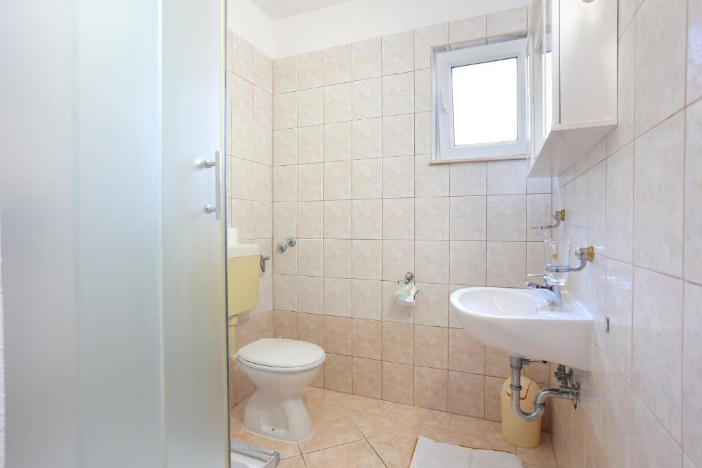 Kúpeľňa v ubytovaní Apartments by the sea Rogoznica - 4162