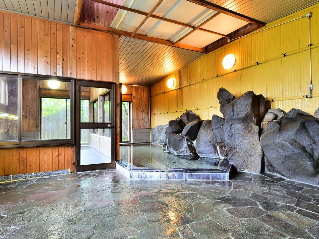 una habitación con una fuente de agua en un edificio en Alpine Route Hotel, en Omachi