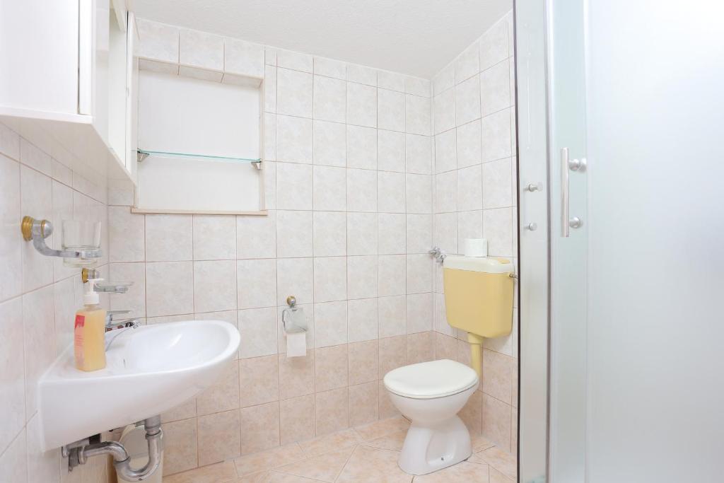 Kúpeľňa v ubytovaní Apartments by the sea Rogoznica - 4162