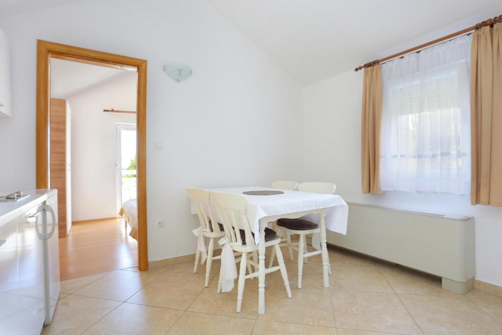 Posedenie v ubytovaní Apartments by the sea Rogoznica - 4162