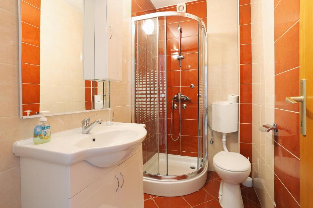 Kúpeľňa v ubytovaní Apartments by the sea Rogoznica - 4162