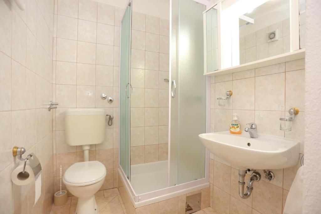 Kúpeľňa v ubytovaní Apartments by the sea Rogoznica - 4162