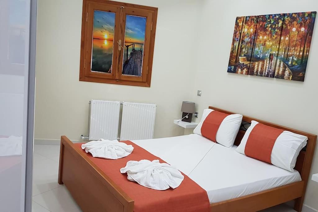 Un dormitorio con una cama con dos toallas encima. en Heart of Kissamos Apartment, en Kissamos