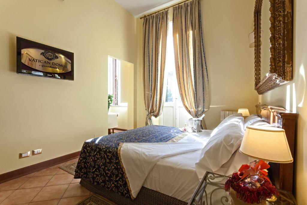 - une chambre avec un lit et une fenêtre dans l'établissement Vatican Domus, à Rome