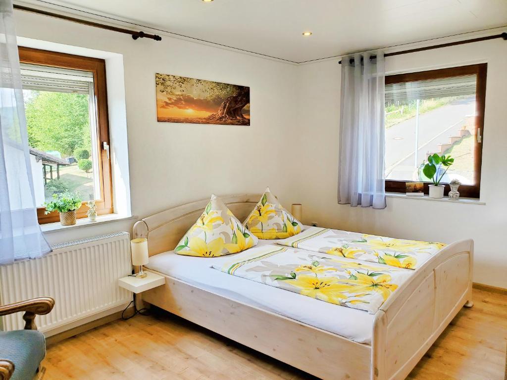 Postel nebo postele na pokoji v ubytování Ferienwohnung Sonnenblick