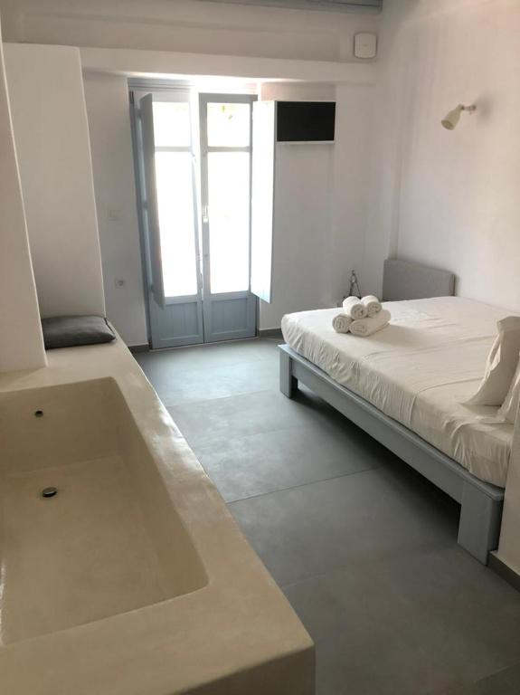 Postel nebo postele na pokoji v ubytování Theros Apartments Donoussa