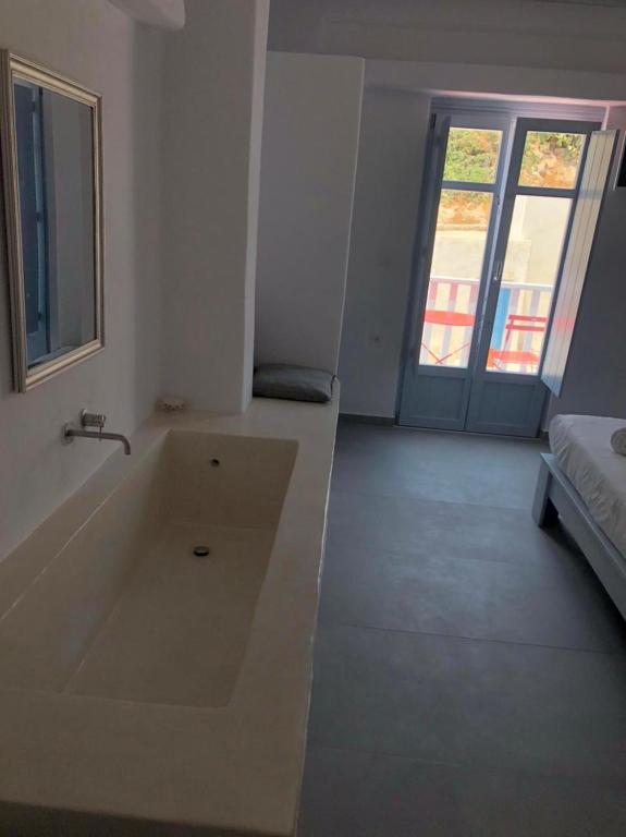 Postel nebo postele na pokoji v ubytování Theros Apartments Donoussa