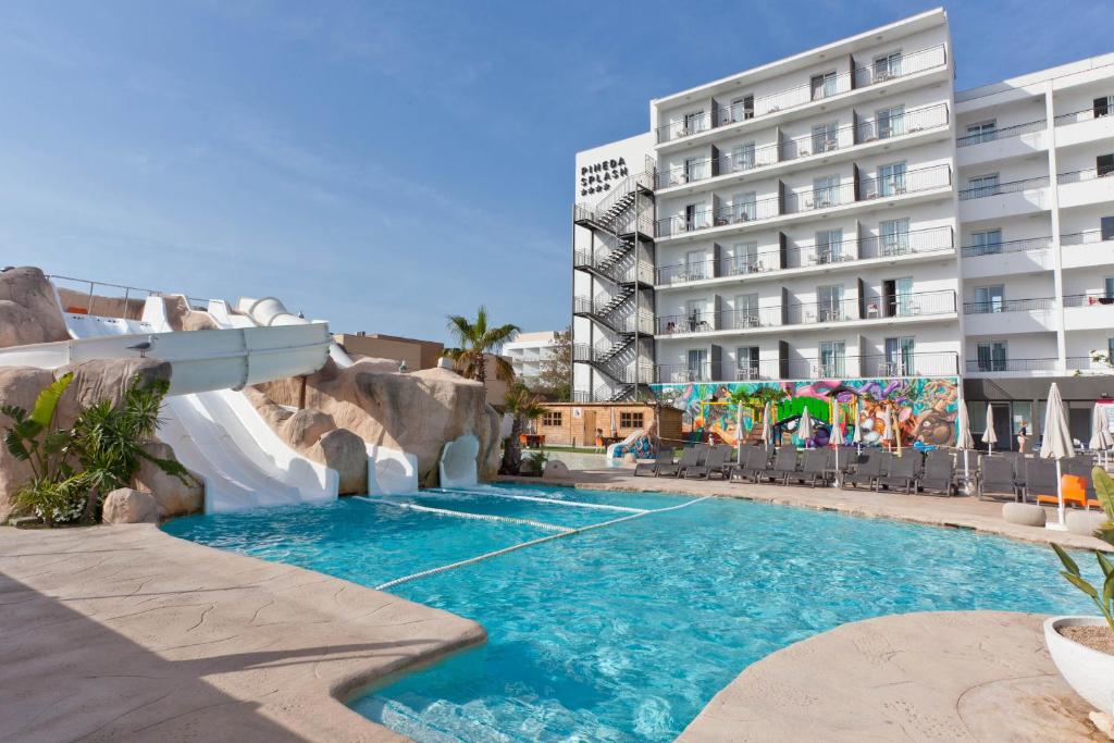 uma piscina com escorrega junto a um hotel em 30º Hotels - Hotel Pineda Splash em Pineda de Mar