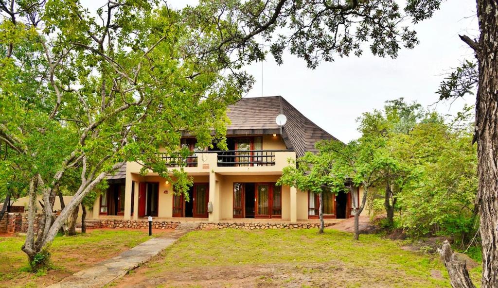 a house in the woods with trees at BushTime Mabula in Mabula