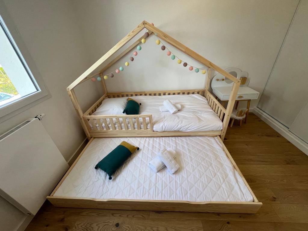 Łóżko lub łóżka w pokoju w obiekcie la villa d'Irissou