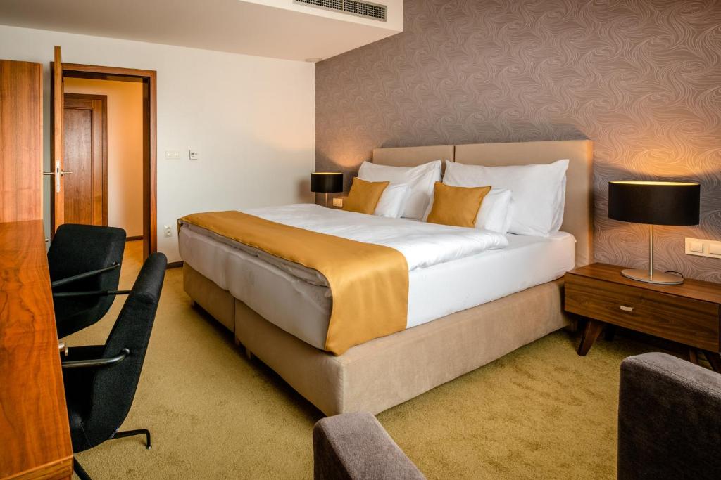 Postel nebo postele na pokoji v ubytování Hotel Větruše