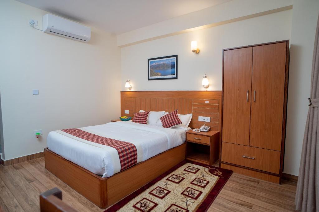 Postel nebo postele na pokoji v ubytování Madhuban Hotel