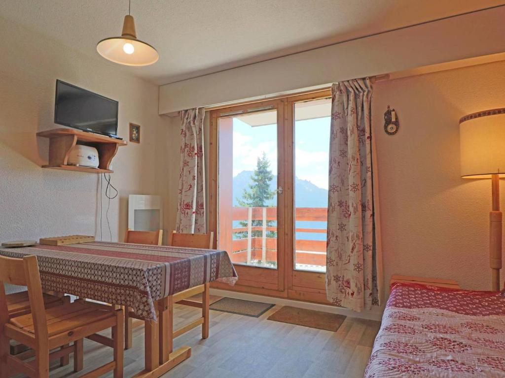 ラ・ロジエールにあるAppartement Montvalezan-La Rosière, 2 pièces, 6 personnes - FR-1-398-503のダイニングルーム(テーブル、大きな窓付)