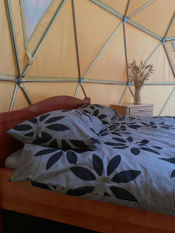 Postel nebo postele na pokoji v ubytování Spranču Glempings
