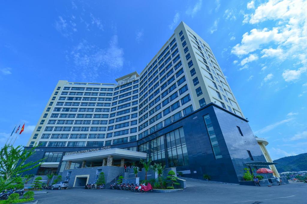 ein hohes Gebäude mit vielen Fenstern in der Unterkunft Aristo International Hotel in Lào Cai