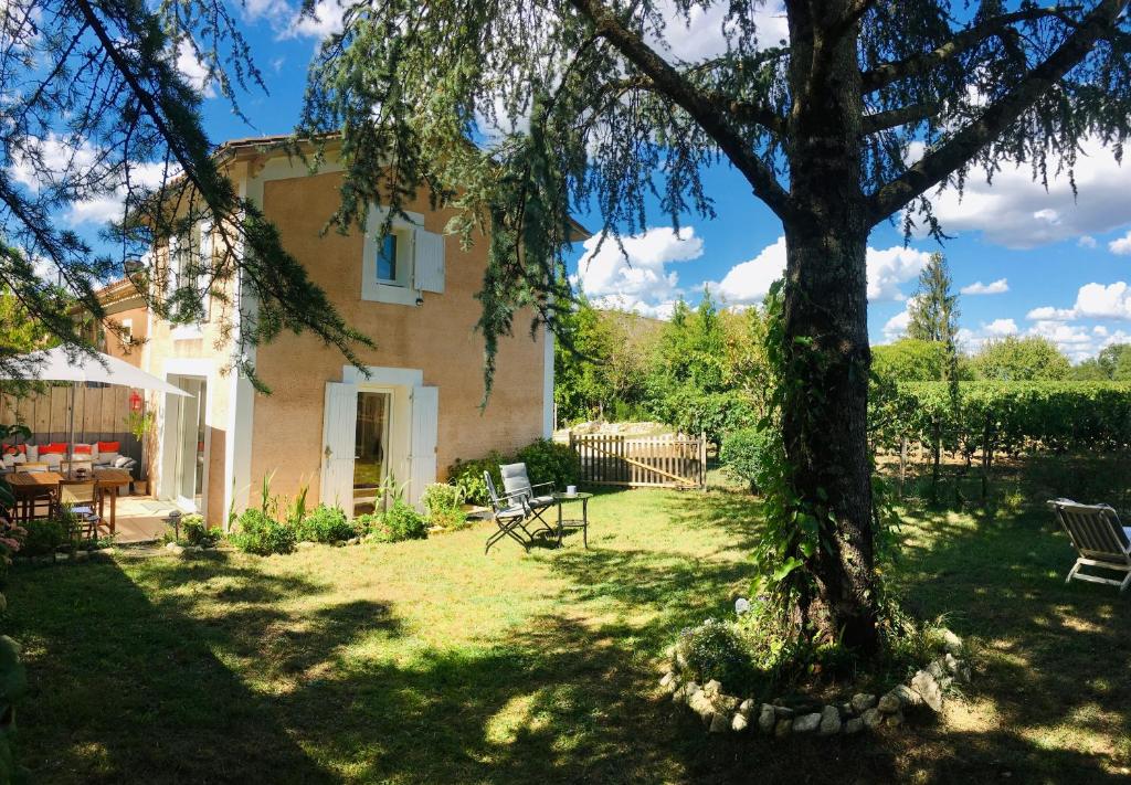 a house with a tree in the yard at Mirande Montagne-Saint Emilion in Montagne