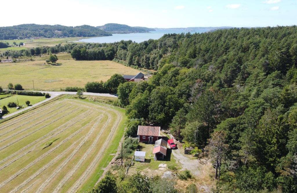 una vista aérea de una granja con un campo y una casa en Annas Stuga en Kode