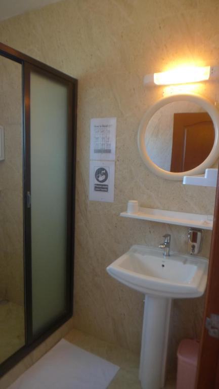 Uma casa de banho em Belle Rose Vue guest house