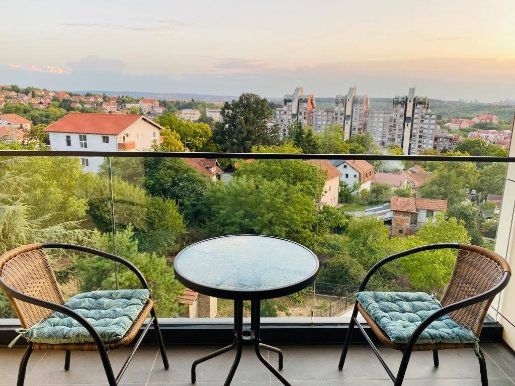 einen Balkon mit einem Tisch und Stühlen sowie Aussicht in der Unterkunft Oasis in Jajinci