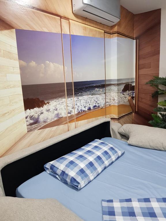1 dormitorio con 1 cama y una pintura del océano en Apartamento LA GRACIA, en Roquetas de Mar