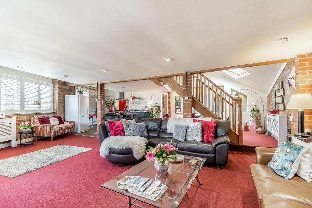 uma sala de estar com um sofá e uma mesa em Dragon Loft Apartment em Harrogate