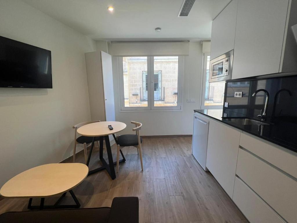 A kitchen or kitchenette at Apartamentos Centro Jardines