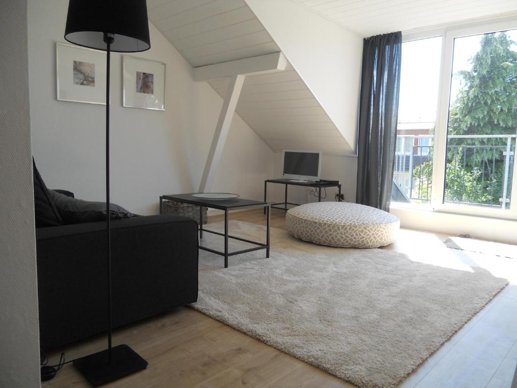 ein Wohnzimmer mit einem Sofa und einem großen Fenster in der Unterkunft Das Stadthaus in Bad Salzuflen