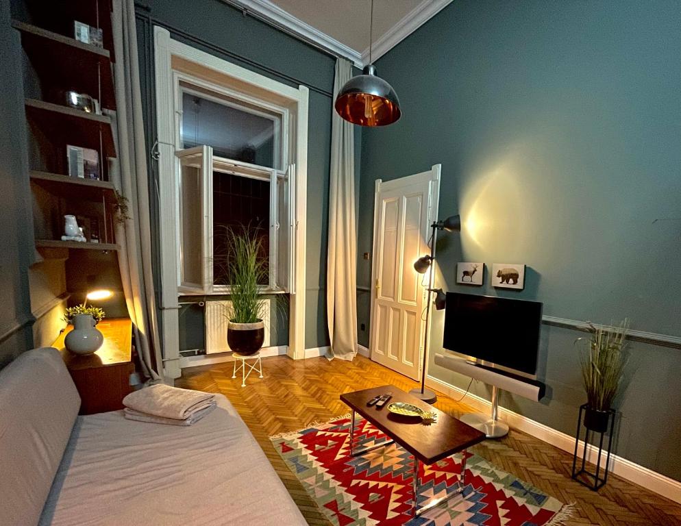 Posteľ alebo postele v izbe v ubytovaní Lovely Vintage Budapest Studio