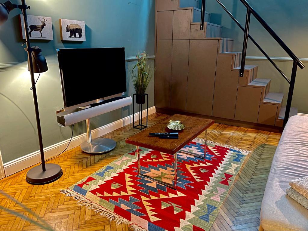 Televízia a/alebo spoločenská miestnosť v ubytovaní Lovely Vintage Budapest Studio