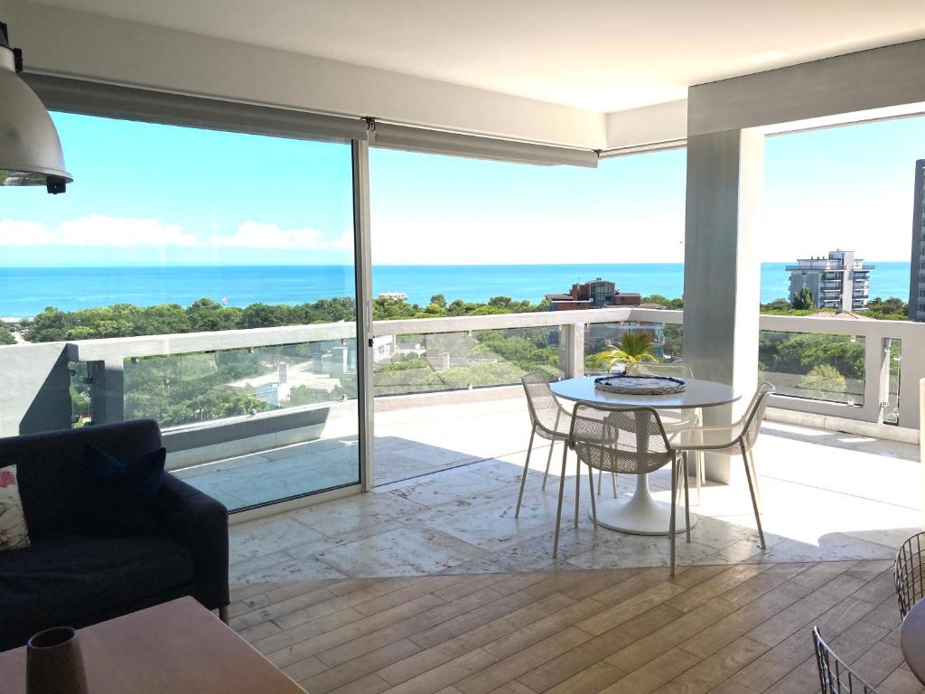 sala de estar con vistas al océano en Penthouse Bellavista, en Lignano Sabbiadoro