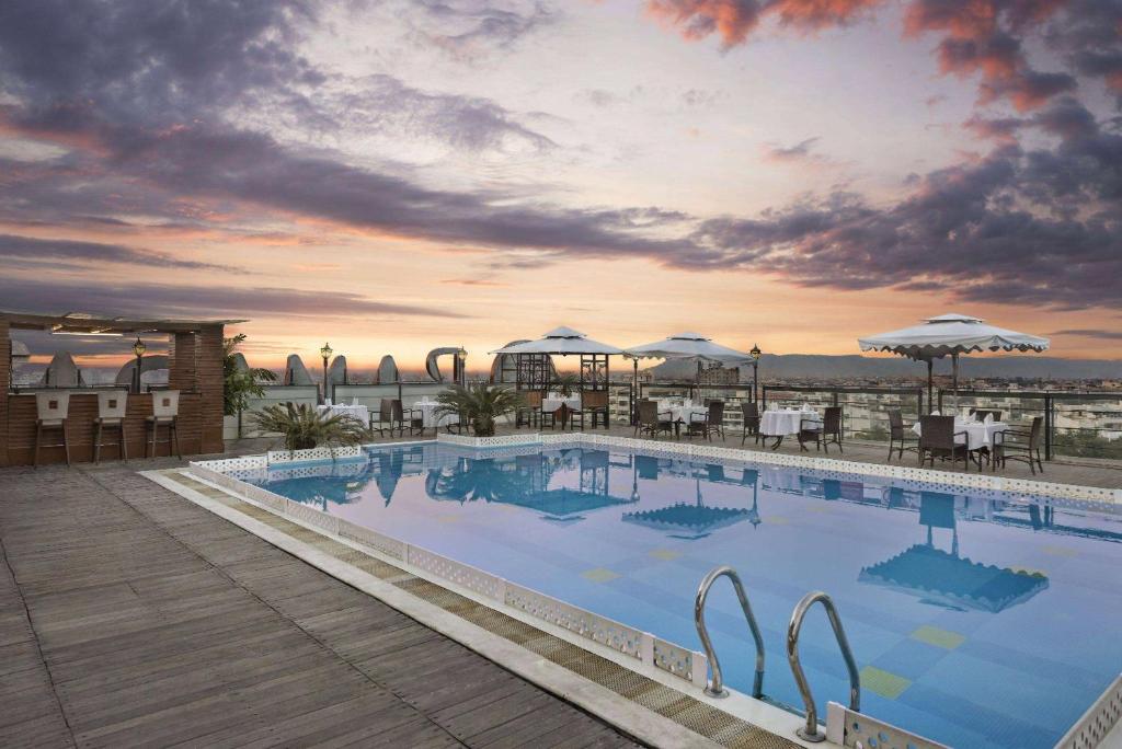 Bazén v ubytování Ramada By Wyndham Jaipur nebo v jeho okolí