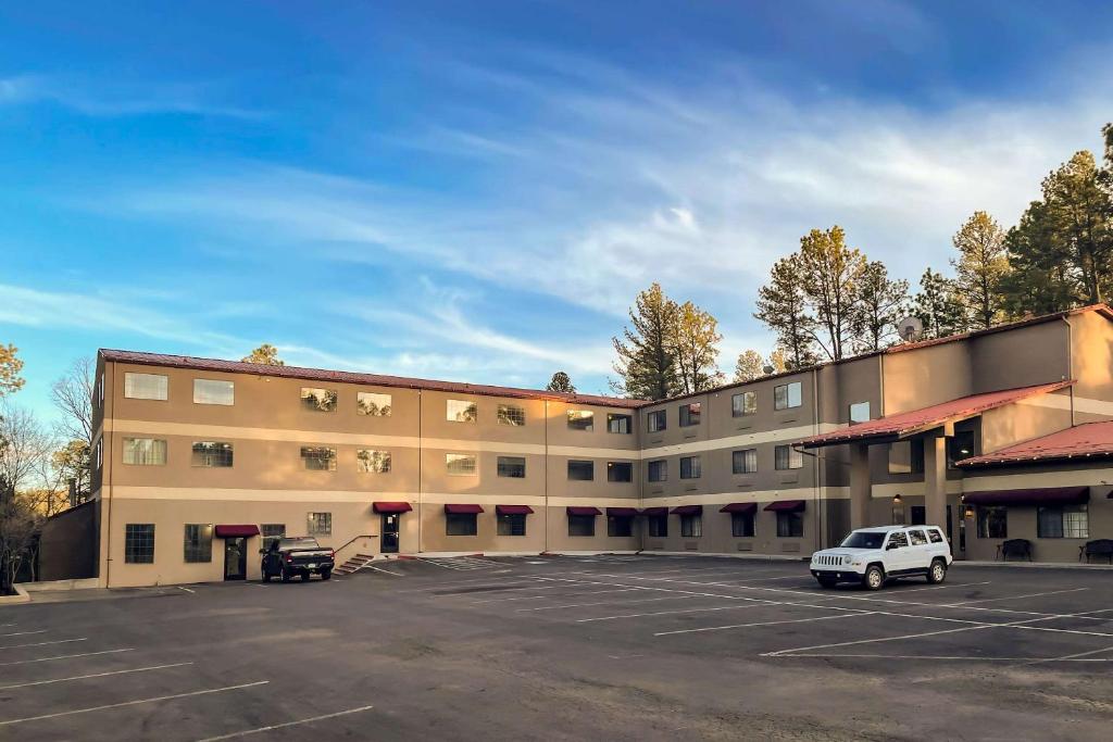 un estacionamiento frente a un edificio en Comfort Inn & Suites Midtown, en Ruidoso