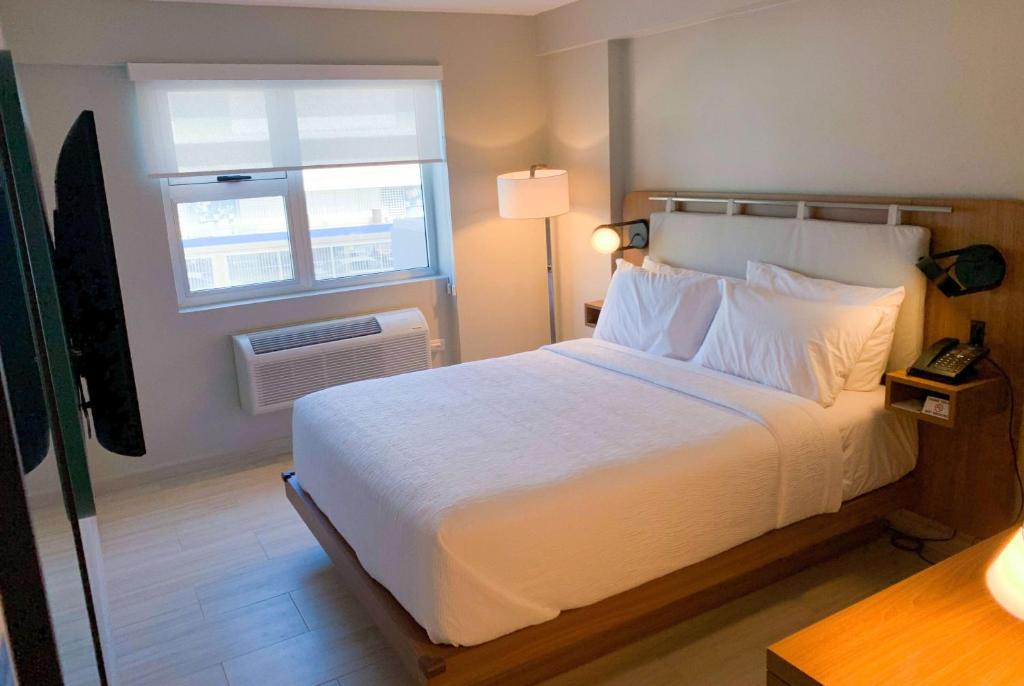 Postel nebo postele na pokoji v ubytování TRYP by Wyndham Mayaguez