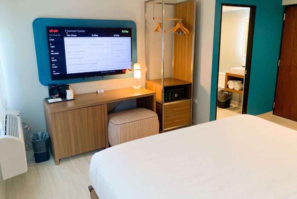 Postel nebo postele na pokoji v ubytování TRYP by Wyndham Mayaguez