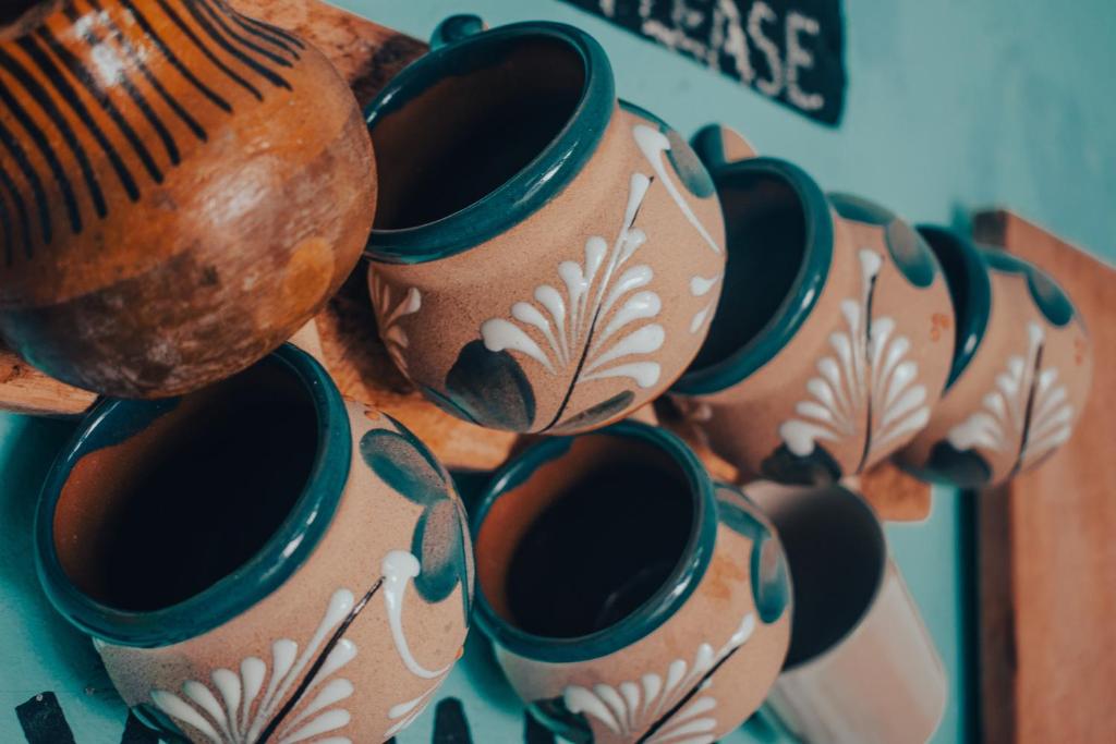 Příslušenství pro přípravu čaje a kávy v ubytování La Casa del Kéej Hostel
