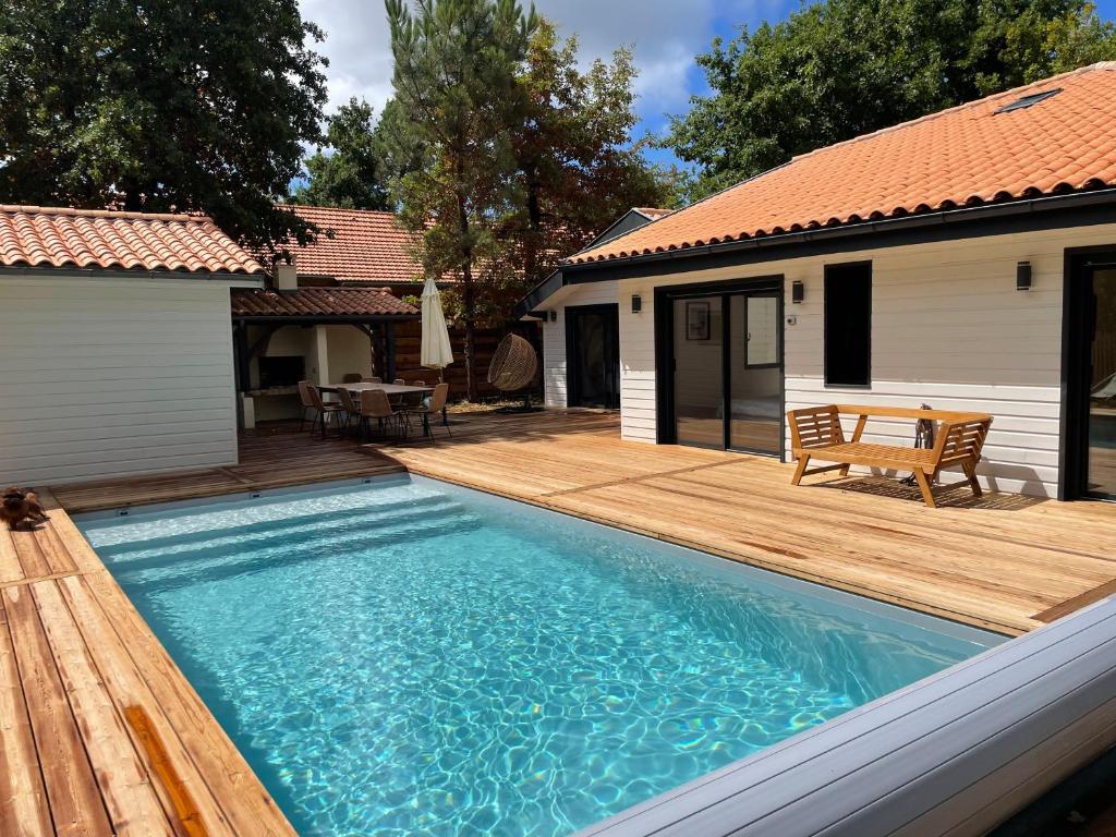 Swimmingpoolen hos eller tæt på Cap Ferret - Villa Sérénité - piscine, proche Océan et Bassin, classée 4 étoiles Meublé de tourisme