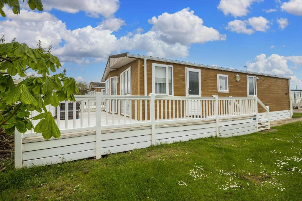 Beautiful 4 berth lodge for hire at Kessingland Beach in Suffolk ref