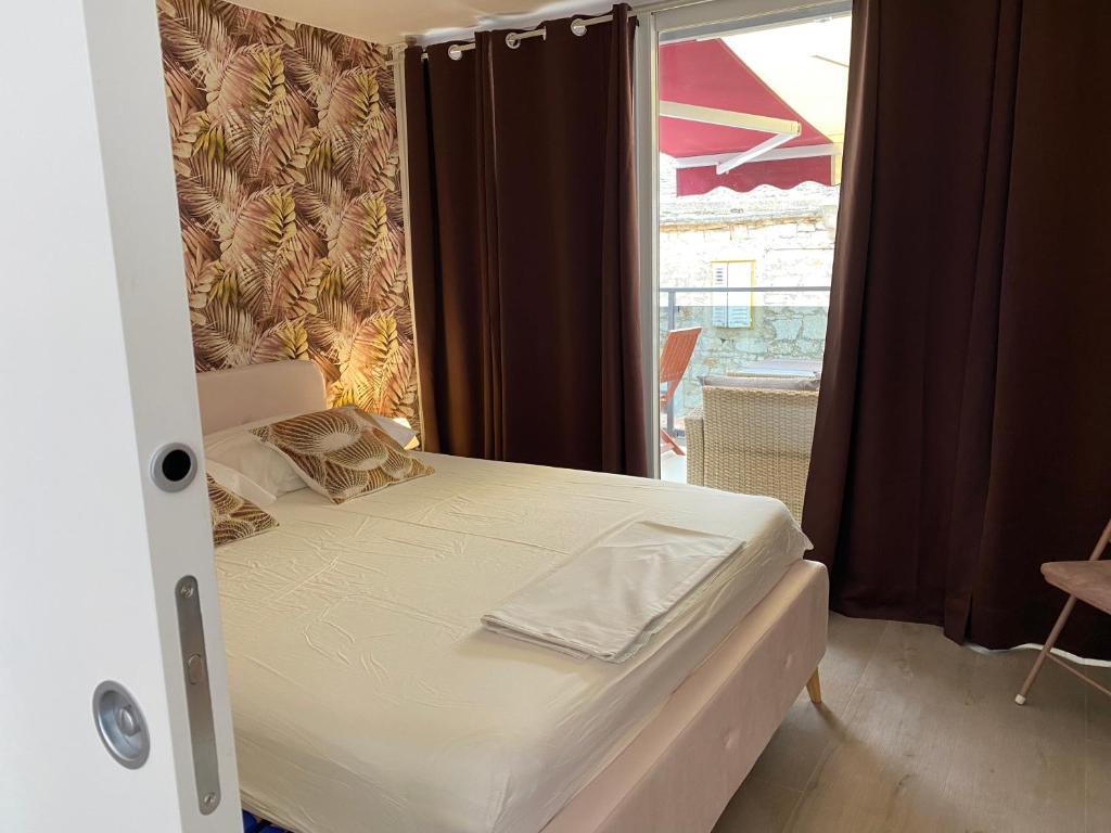 Postel nebo postele na pokoji v ubytování Apartments Ylona