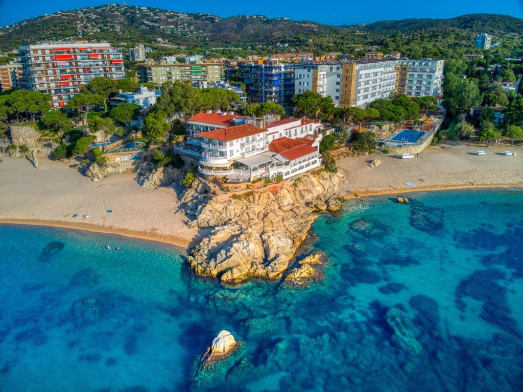 eine Luftansicht eines Resorts am Strand in der Unterkunft Hotel Costa Brava in Platja  d'Aro