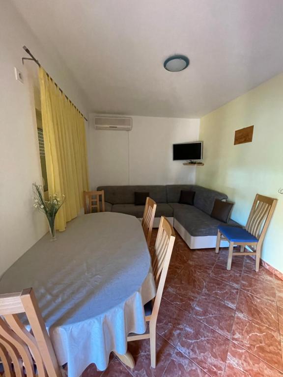 TV a/nebo společenská místnost v ubytování Apartman Jukic