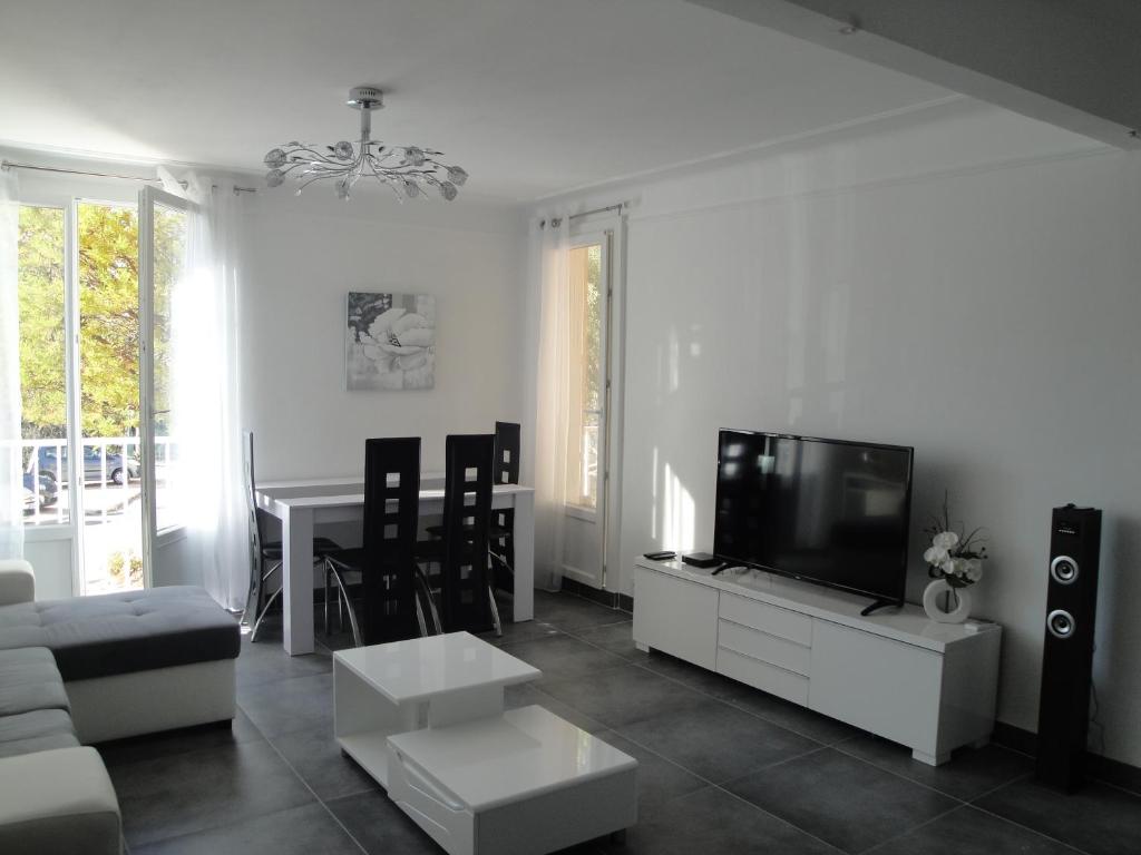 un salon avec un canapé et une télévision dans l'établissement T3 centre de Cassis parking, climatisé, wifi, à Cassis