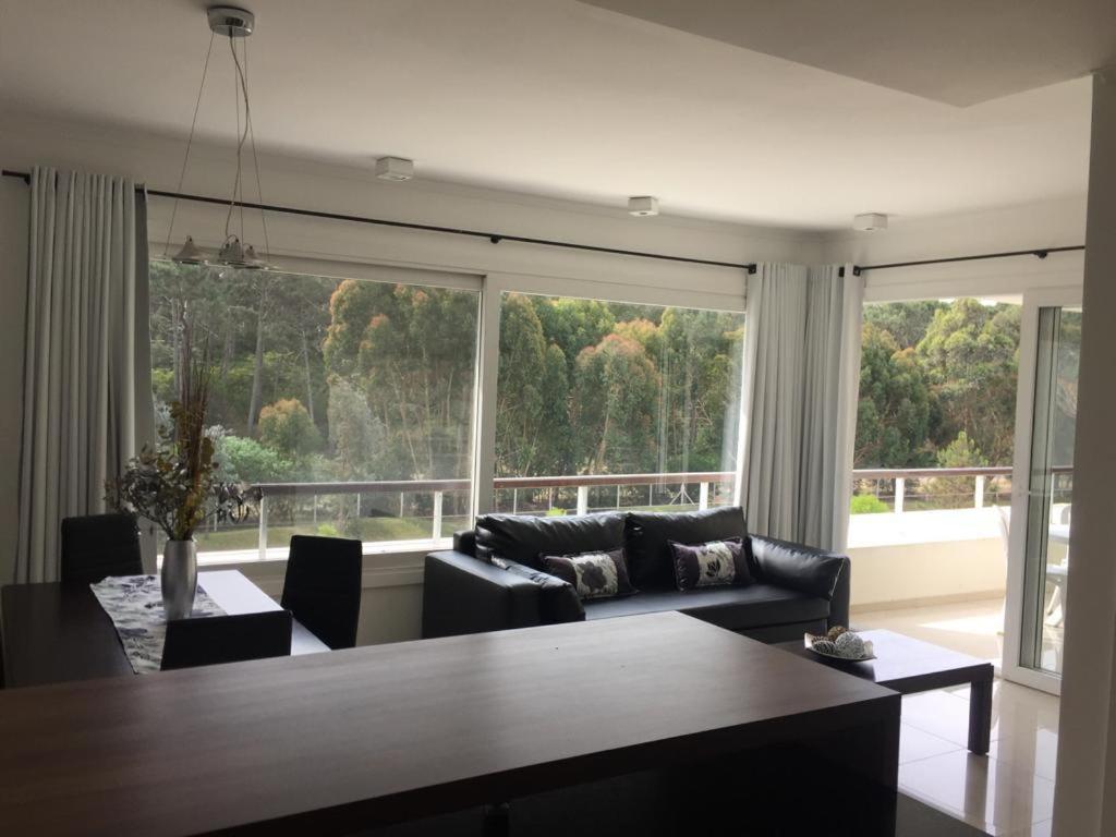 - un salon avec un canapé et une grande fenêtre dans l'établissement Green Park, à Punta del Este
