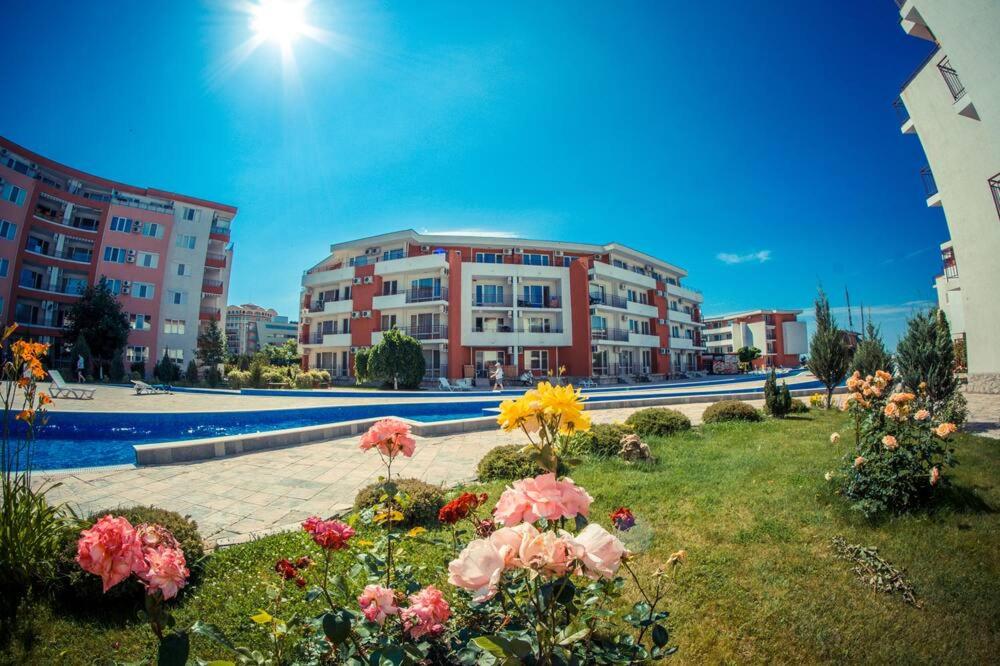 A garden outside Privilege Fort beach Apartman Sveti Vlas 61m2