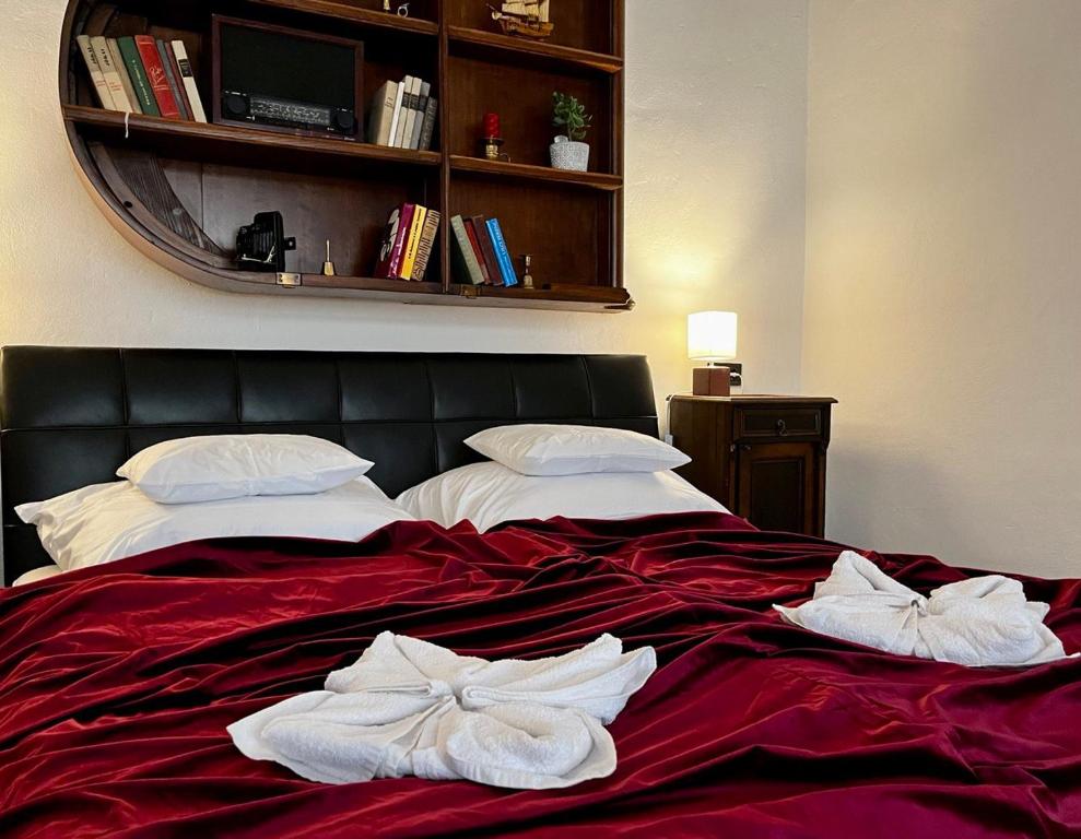 Una cama con dos toallas encima. en Varga Apartman, en Sopron