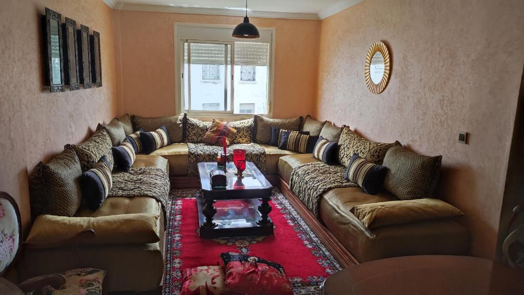 Bel appartement à Riad tanger, ayant acces à la foret et tout près de la plage,5 minutes en voiture, idéal pour les familles