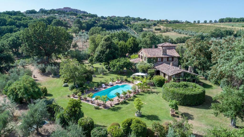 una vista aérea de una finca con piscina en VILLA DUE VIGNE 8, Emma Villas, en Monte Castello di Vibio